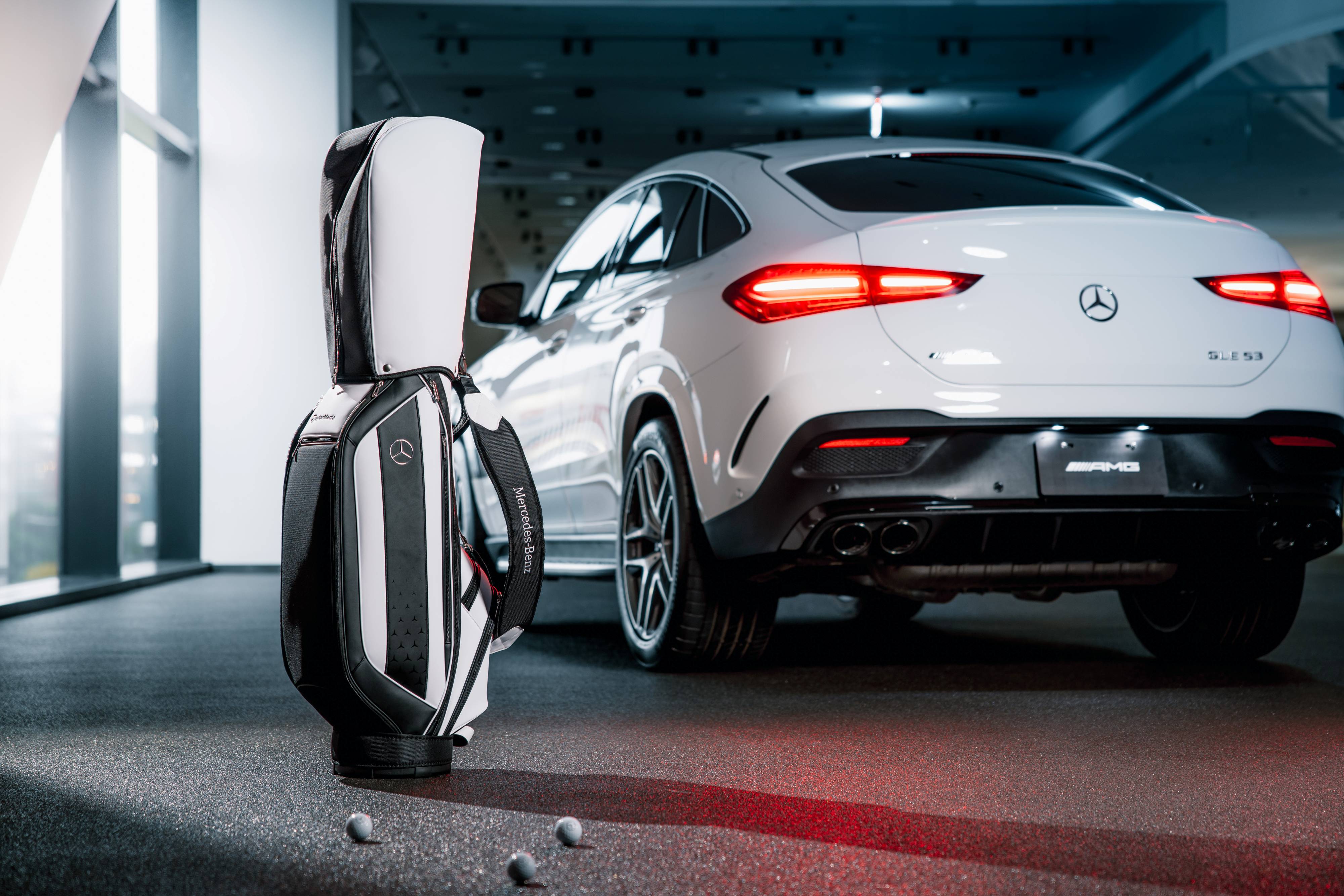 圖5、為每一位車主選手準備限量「MercedesTrophy 揮桿之禮」